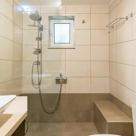 Blue Iris: Stylish Just 10 Minutes Walk From Old Town Chania Apartment *