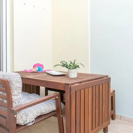 Blue Iris: Stylish Just 10 Minutes Walk From Old Town Chania Apartment *